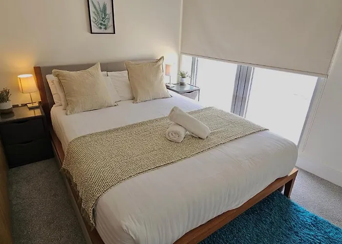Spacious 3-Bed 3-Bath Luxury Apartment With Balcony Hyde Park